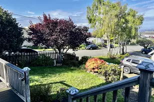 94251 2nd St, Gold Beach, OR 97444 - Photo 2
