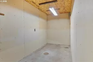 365 SW 7th Ave, Mill City, OR 97360 - Photo 32