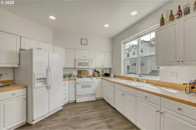 11220 SW Buffalo Pl, Tigard, OR 97223 - Photo 12