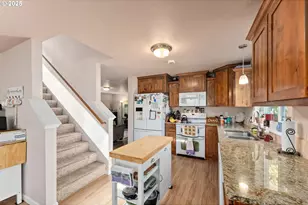 890 SE Thompson Ave, Winston, OR 97496 - Photo 10