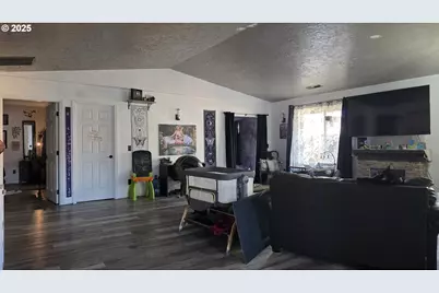 676 58th St, Springfield, OR 97478 - Photo 6