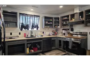 676 58th St, Springfield, OR 97478 - Photo 10