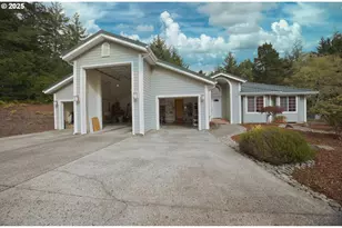 2184 13th St, Florence, OR 97439 - Photo 8