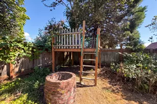 220 NE Cambridge Cir, Corvallis, OR 97330 - Photo 10