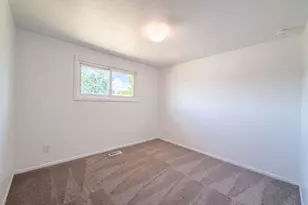 220 NE Cambridge Cir, Corvallis, OR 97330 - Photo 2