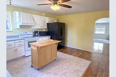 584 Exchange St, North Bend, OR 97459 - Photo 12