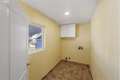 584 Exchange St, North Bend, OR 97459 - Photo 12