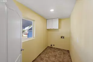 584 Exchange St, North Bend, OR 97459 - Photo 12