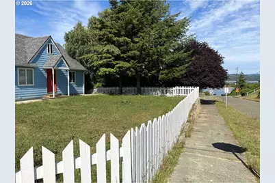 584 Exchange St, North Bend, OR 97459 - Photo 4