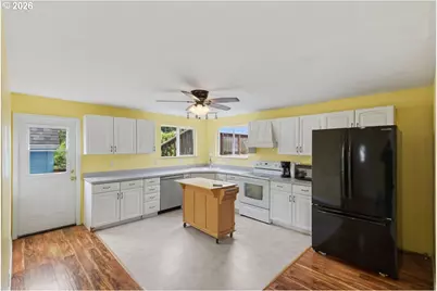 584 Exchange St, North Bend, OR 97459 - Photo 10