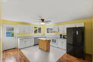 584 Exchange St, North Bend, OR 97459 - Photo 10