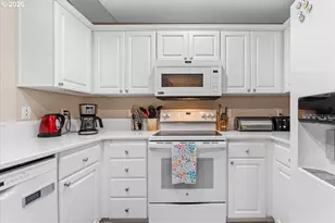 1343 NE Parkside Dr, Hillsboro, OR 97124 - Photo 10
