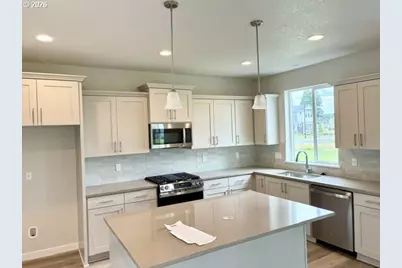 8574 SE Bobcat Ln, Hillsboro, OR 97123 - Photo 2