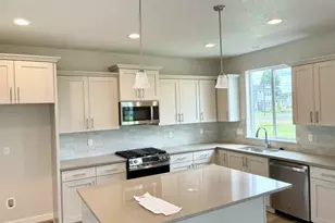 8574 SE Bobcat Ln, Hillsboro, OR 97123 - Photo 2