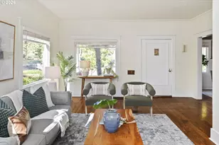 2136 SE Grant St, Portland, OR 97214 - Photo 2