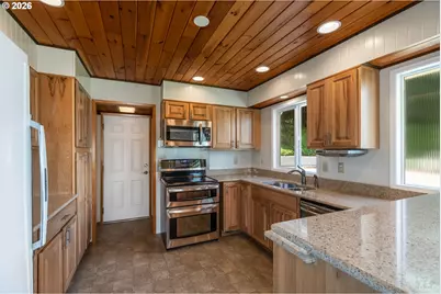 1024 W C St, Rainier, OR 97048 - Photo 10