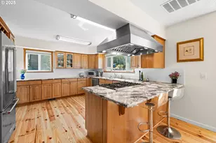 2245 SW Martha St, Portland, OR 97239 - Photo 6