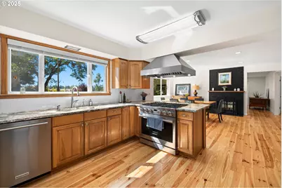 2245 SW Martha St, Portland, OR 97239 - Photo 8