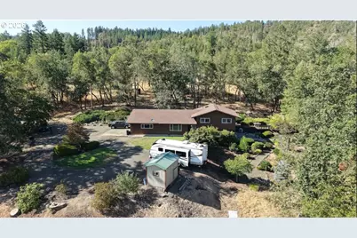 801 Colonial Rd, Roseburg, OR 97471 - Photo 2