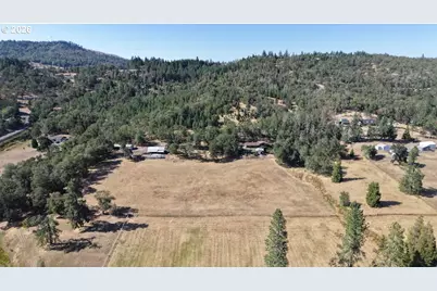 801 Colonial Rd, Roseburg, OR 97471 - Photo 6