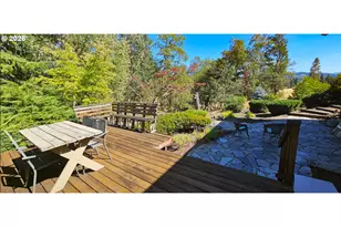 801 Colonial Rd, Roseburg, OR 97471 - Photo 10
