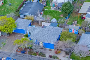 1070 W 11th St, Coquille, OR 97423 - Photo 2