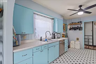 1070 W 11th St, Coquille, OR 97423 - Photo 28