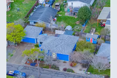 1070 W 11th St, Coquille, OR 97423 - Photo 2