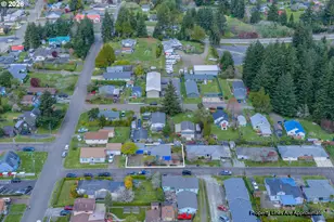 1070 W 11th St, Coquille, OR 97423 - Photo 4