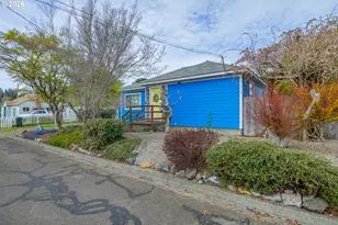 1070 W 11th St, Coquille, OR 97423 - Photo 8