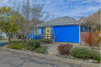 1070 W 11th St, Coquille, OR 97423 - Photo 10