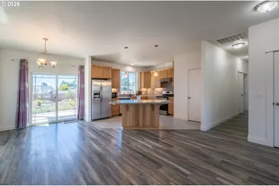 2010 Roosevelt Loop, North Bend, OR 97459 - Photo 2