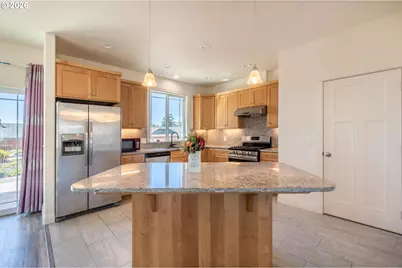 2010 Roosevelt Loop, North Bend, OR 97459 - Photo 6