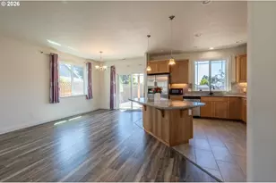 2010 Roosevelt Loop, North Bend, OR 97459 - Photo 8