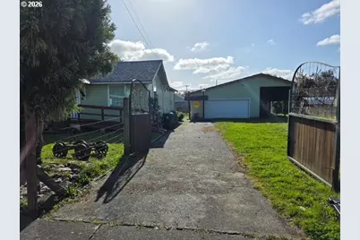 812 B St, Myrtle Point, OR 97458 - Photo 2