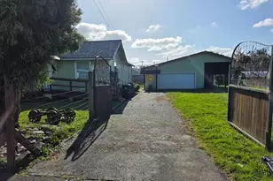 812 B St, Myrtle Point, OR 97458 - Photo 2