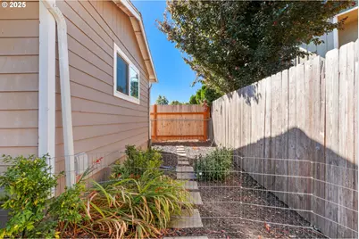 2247 Oregon Ct, Woodburn, OR 97071 - Photo 26