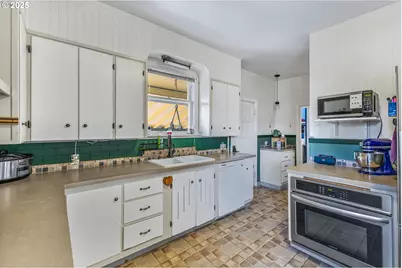 633 SE Ash St, Dallas, OR 97338 - Photo 18