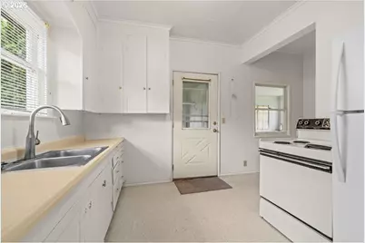 225 W Berkeley St, Gladstone, OR 97027 - Photo 14