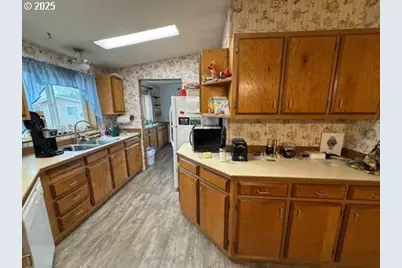 1199 N Terry St, Eugene, OR 97402 - Photo 12