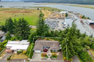 1689 Applewood Dr, Coos Bay, OR 97420 - Photo 2