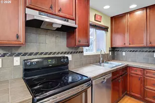 9126 SE Ash St, Portland, OR 97216 - Photo 6