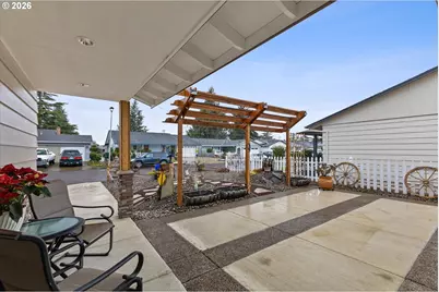 698 S Cascade Dr, Woodburn, OR 97071 - Photo 2
