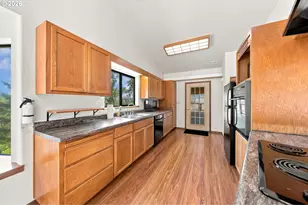 1275 Arcadia Dr, Roseburg, OR 97471 - Photo 4