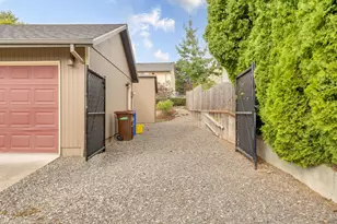 2385 NE Juniper Ave, Gresham, OR 97030 - Photo 32