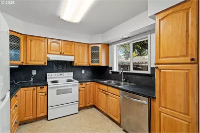 12661 SE Center St, Portland, OR 97236 - Photo 14