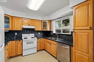 12661 SE Center St, Portland, OR 97236 - Photo 14