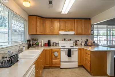 881 NE Newton Creek Dr, Roseburg, OR 97470 - Photo 18