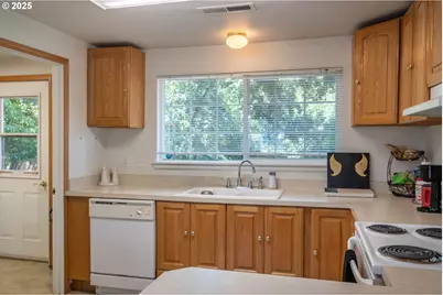 881 NE Newton Creek Dr, Roseburg, OR 97470 - Photo 16