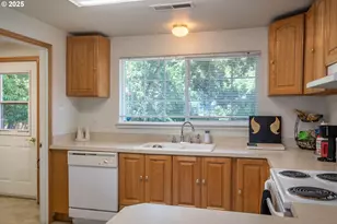 881 NE Newton Creek Dr, Roseburg, OR 97470 - Photo 16